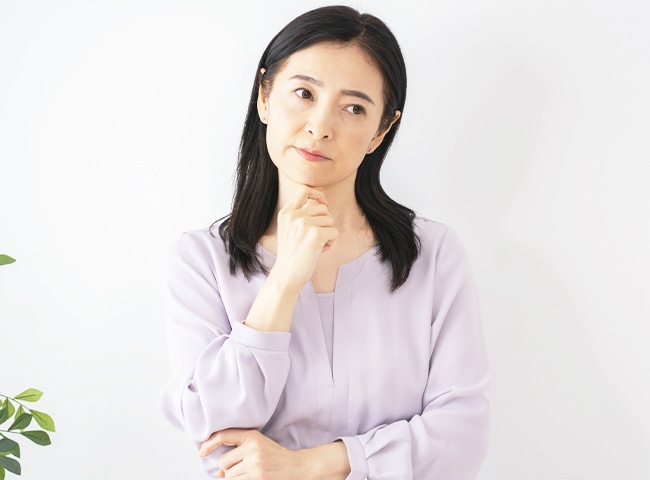 悩む女性